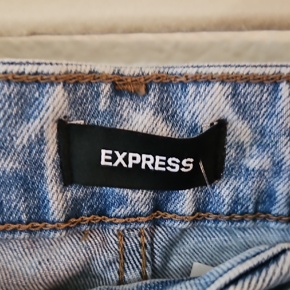 Express Light Boyfriend Mid Rise Blue Cropped Jeans 8L - Picture 2 of 4